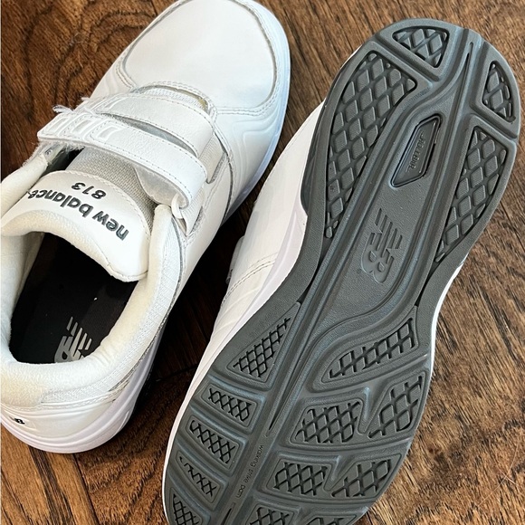 NB sneakers 7.5 extra wide, Gently used, Velcro & elastic, white great condition - Picture 3 of 7